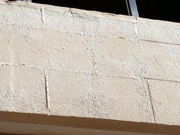 如何解決外墻水包水出現(xiàn)泛白、龜裂問題?